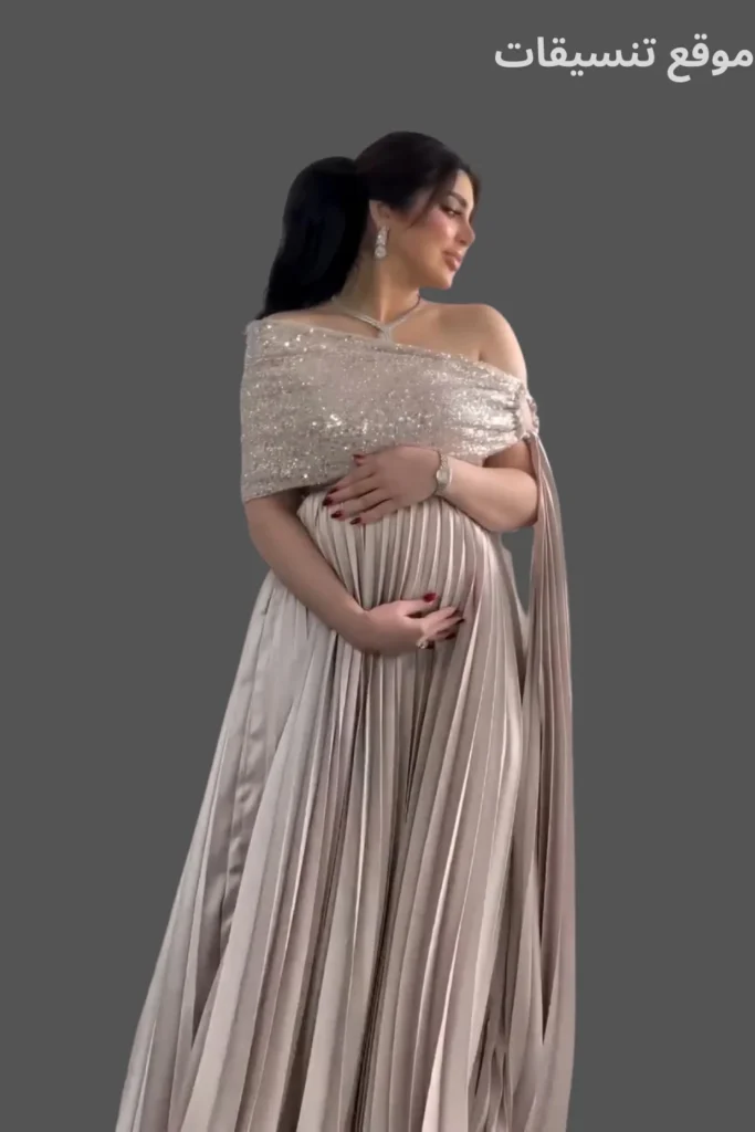 فستان سهرة للحوامل لون شامبين (بيج لامع) يتكون من توب مرصع بالترتر وتنورة بليسيه مكسرة واسعة للمناسبات.