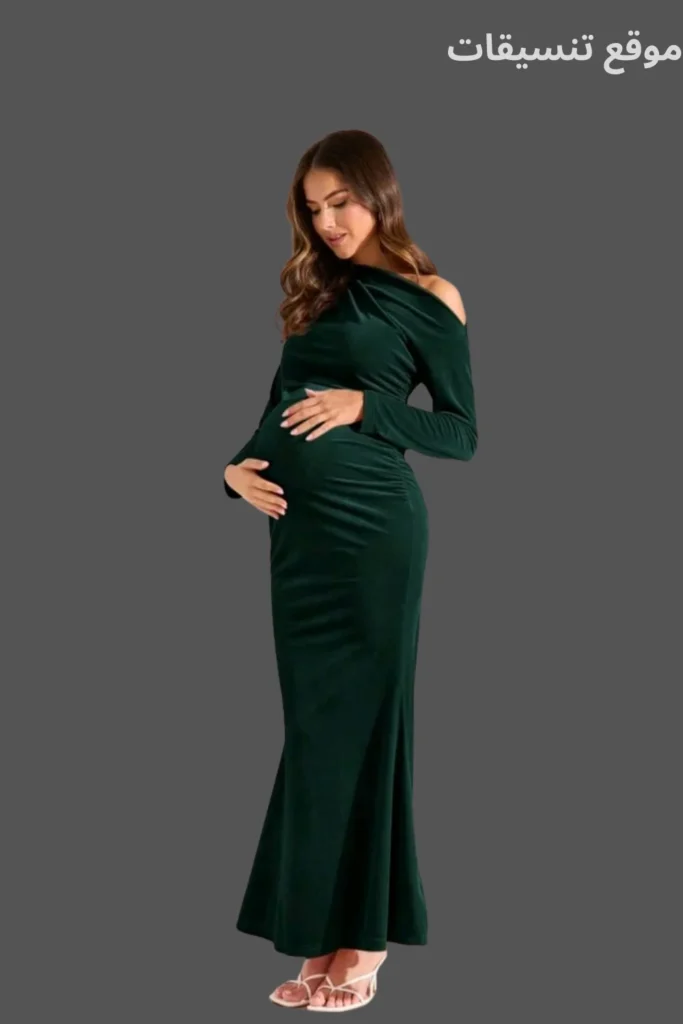 فستان سهرة للحوامل ضيق من قماش المخمل (القطيفة) الأخضر الغامق بفتحة كتف واحدة وأكمام طويلة.