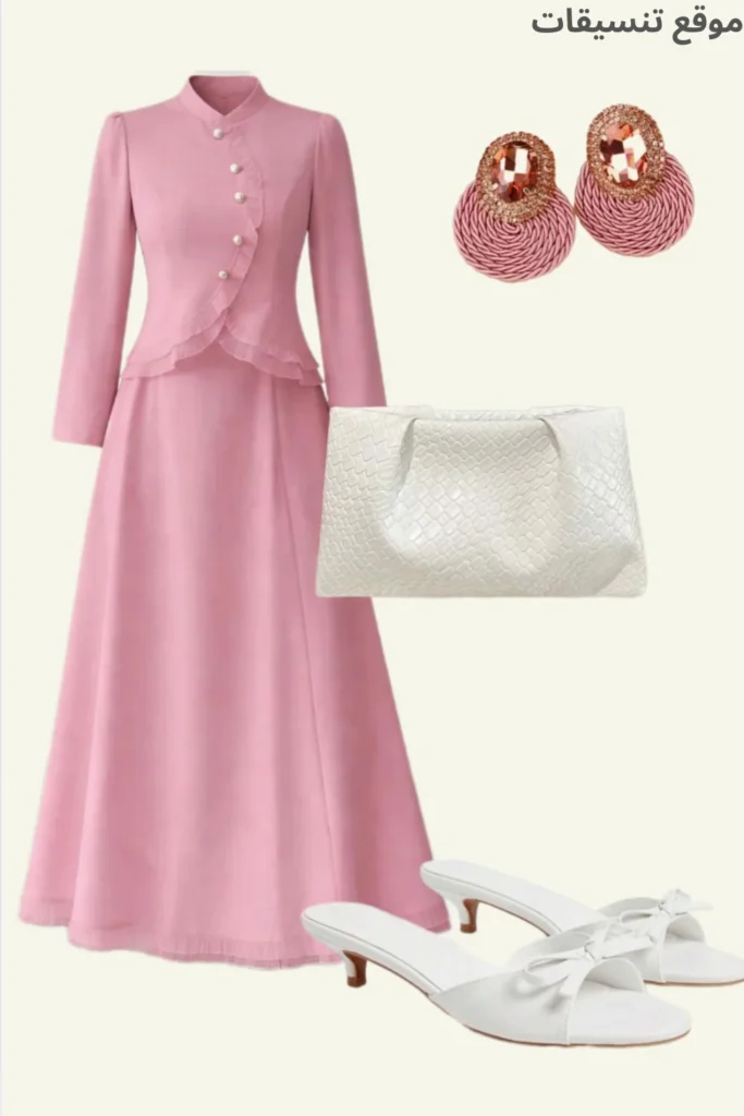 تنسيق طقم تنورة وبلوزة باللون الوردي الباستيل بأزرار لؤلؤية مع حذاء وحقيبة باللون الأبيض وإكسسوارات ذهبية فاخرة ضمن موديلات تنسيقات العيد مقاسات كبيرة.