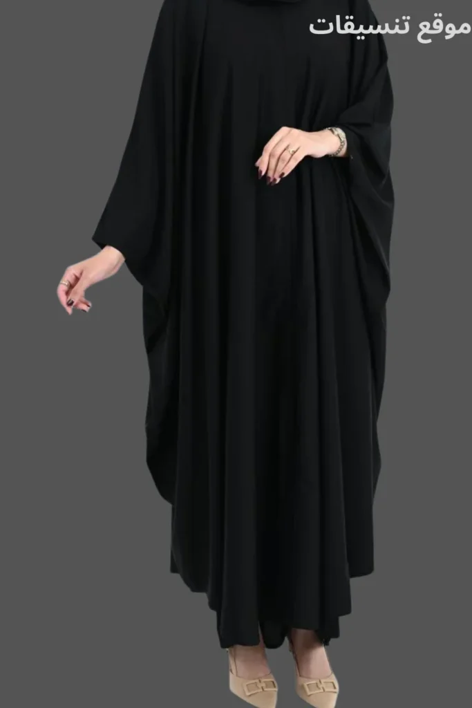 عباية بشت سوداء واسعة جداً بتصميم بسيط وناعم لإطلالة الجامعة أو العمل اليومي.
