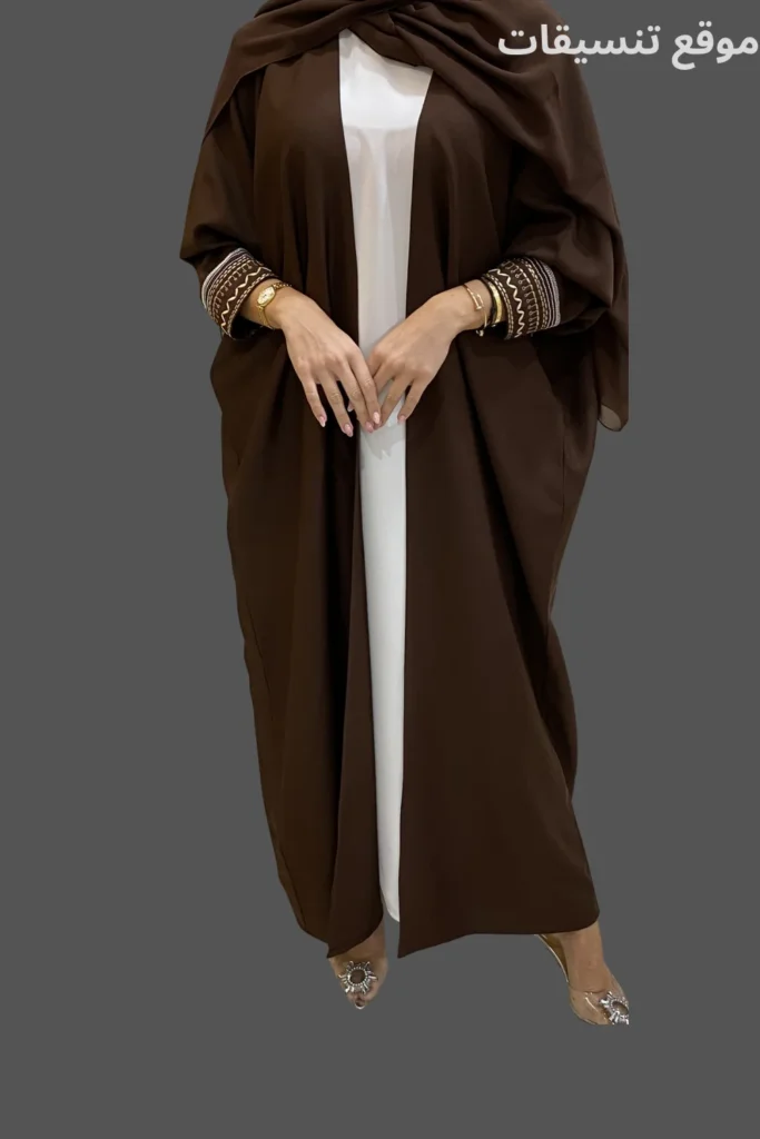 عباية بشت بلون بني غامق مع تطريز هندسي فخم على الأكمام وتصميم مفتوح راقٍ.