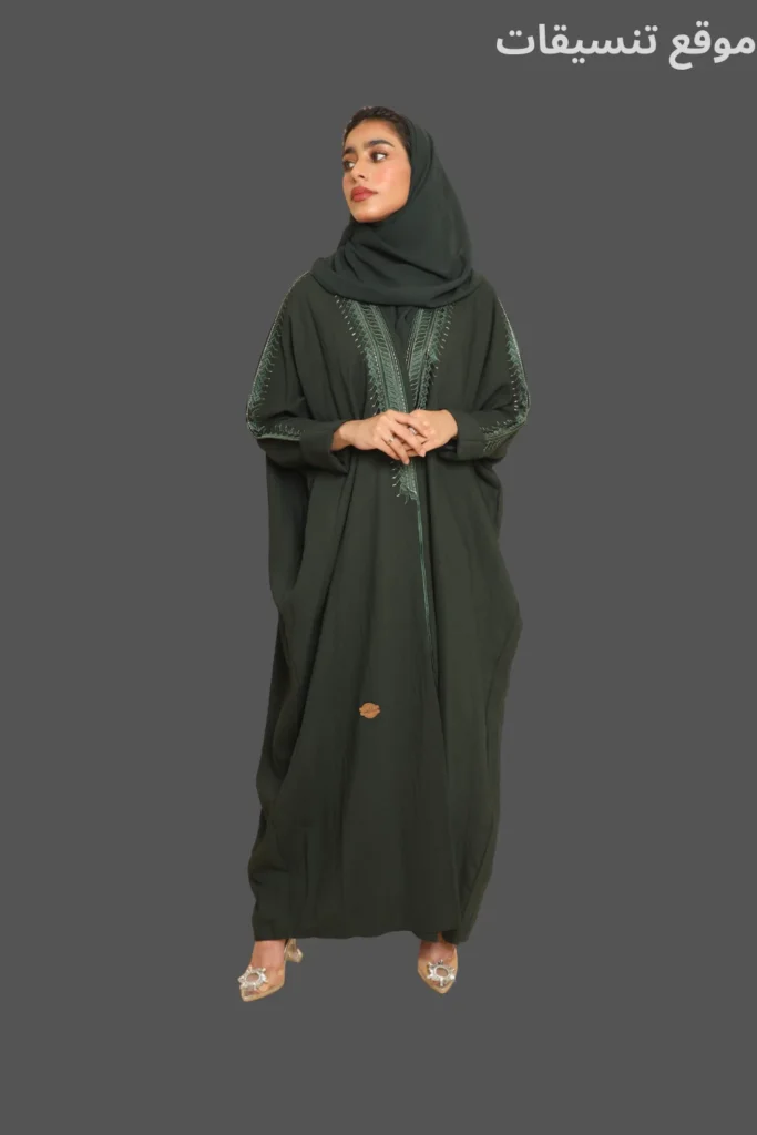 عباية بشت بلون أخضر زيتي غامق مع تطريزات ناعمة على الصدر والأكمام وإطلالة ملكية.