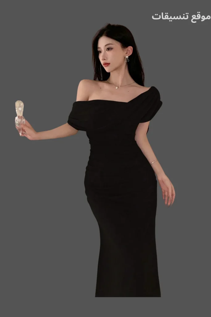 فستان سهرة أسود طويل ماسك على الجسم تصميم أكتاف غير متماثل وقماش انسيابي ناعم.