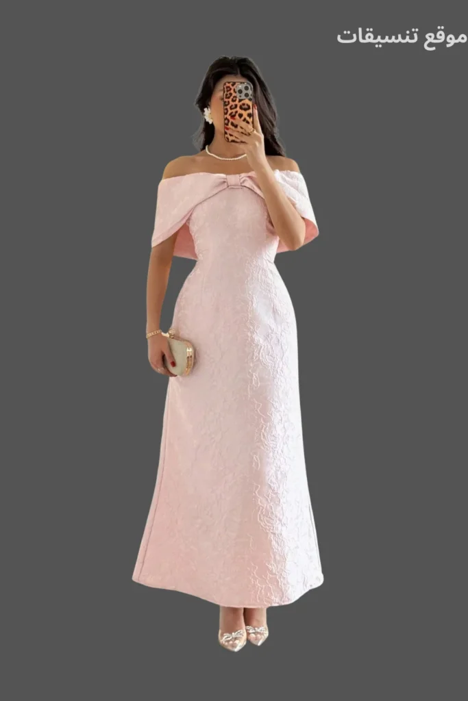 فستان سهرة ميدي لون وردي فاتح قماش جاكار منقوش قصة أكتاف منسدلة على شكل فيونكة.