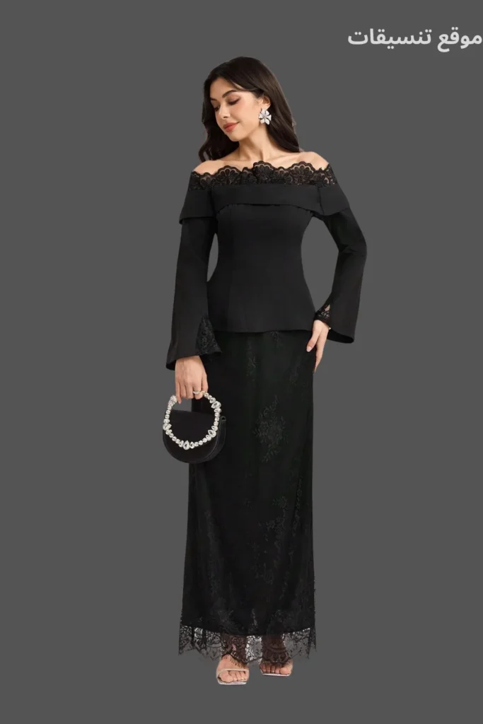 فستان سهرة أسود محتشم بأكمام طويلة مزين بالدانتيل الأسود على الصدر وأطراف التنورة.