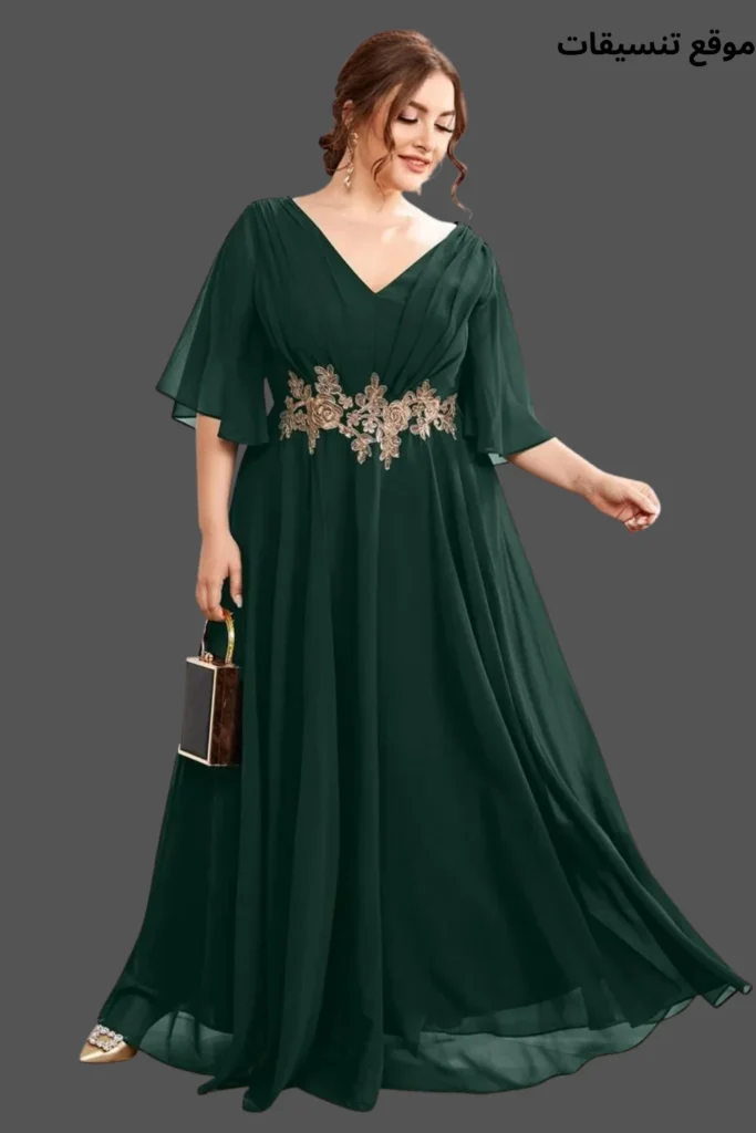 موديل فستان سهرة مقاس كبير باللون الأخضر الزيتي من قماش الشيفون المنسدل، يتميز بأكمام واسعة وتطريز ورود ذهبية بارزة تحدد الخصر بشكل أنيق.