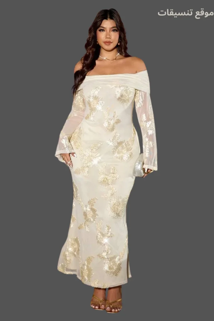 فستان سهرة بيج فاتح مقاس كبير بقصة أكتاف مكشوفة (أوف شولدر) وتطريزات زهور ذهبية موزعة على كامل الفستان مع أكمام طويلة شفافة.