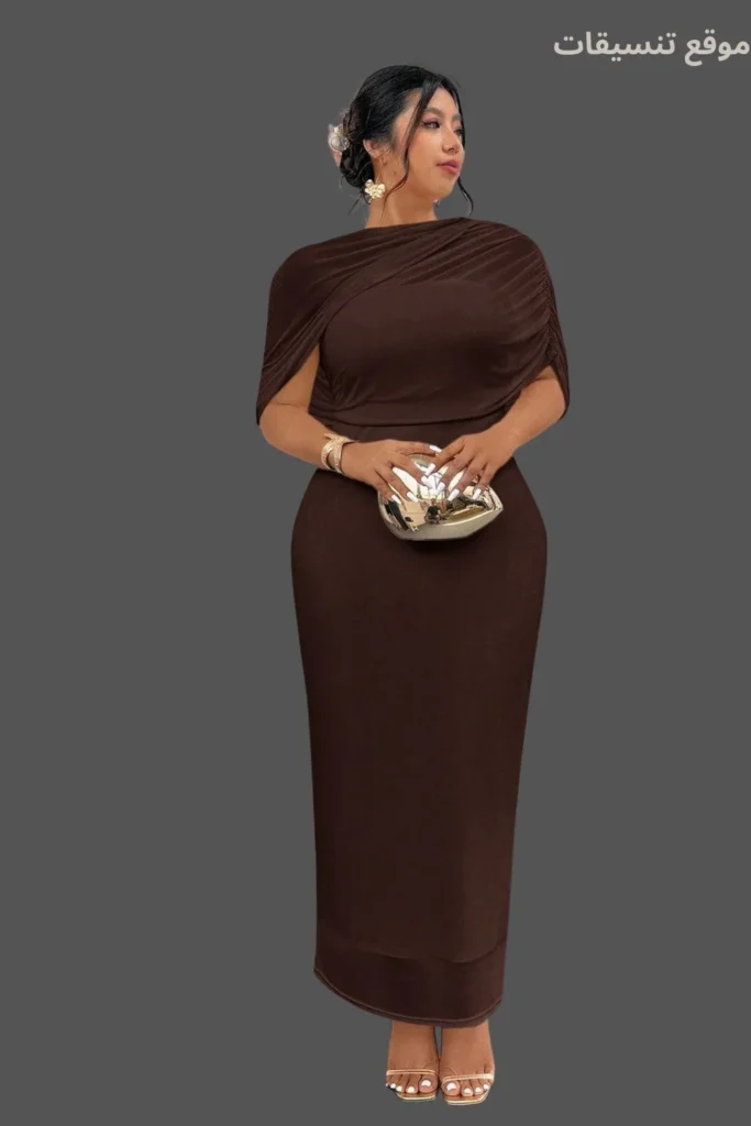 فستان سهرة مخمل باللون البني الشوكولاتة مقاس كبير، يتميز بقصة درابيه (ثنيات) ملتفة حول الصدر والخصر مع تصميم يشبه الكاب القصير على الأكتاف.