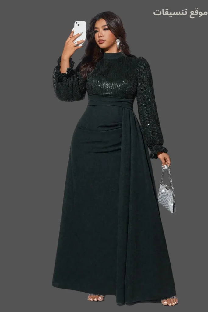 فستان سهرة أسود مقاس كبير يجمع بين جزء علوي من الترتر البراق وأكمام منفوخة، مع تنورة سادة وطبقة جانبية منسدلة وياقة عالية.
