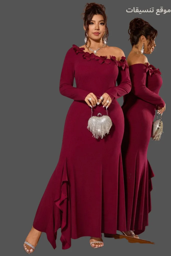 فستان سهرة أحمر عنابي مقاس كبير بقصة ميرميد (حورية البحر) تضيق وتتوسع من الأسفل، مع أكتاف مكشوفة مزينة بورود بارزة بنفس لون الفستان.