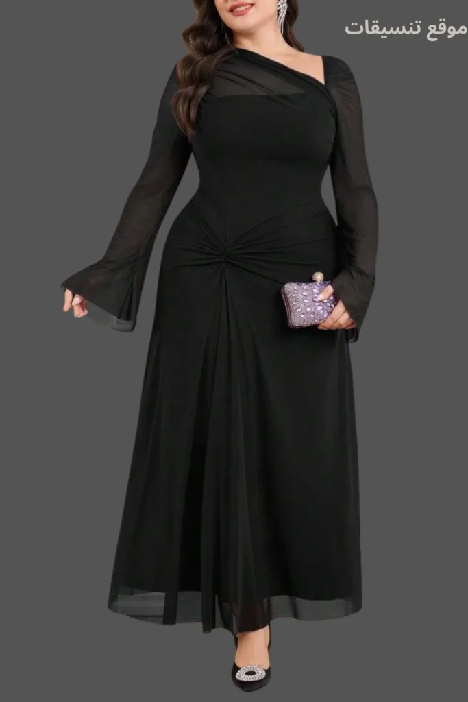 فستان سهرة أسود شيفون مقاس كبير يتميز بعقدة مزمومة (زم) عند منطقة البطن، مع أكمام طويلة شفافة وقصة رقبة مائلة غير متماثلة.