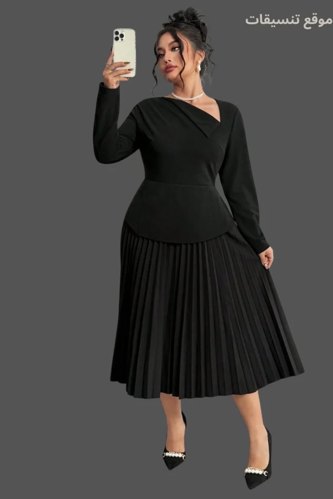 فستان سهرة ميدي مقاس كبير باللون الأسود، يتكون من جزء علوي يشبه البليزر بقصة غير متماثلة وتنورة بليسيه (مكسرة) واسعة.