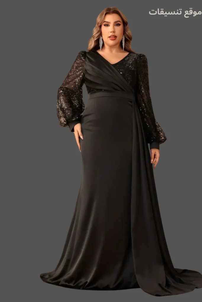 فستان سهرة أسود طويل مقاس كبير مصنوع من قماش الساتان الناعم، مع أكمام واسعة من الترتر الأسود وقصة صدر ملفوفة (Wrap).