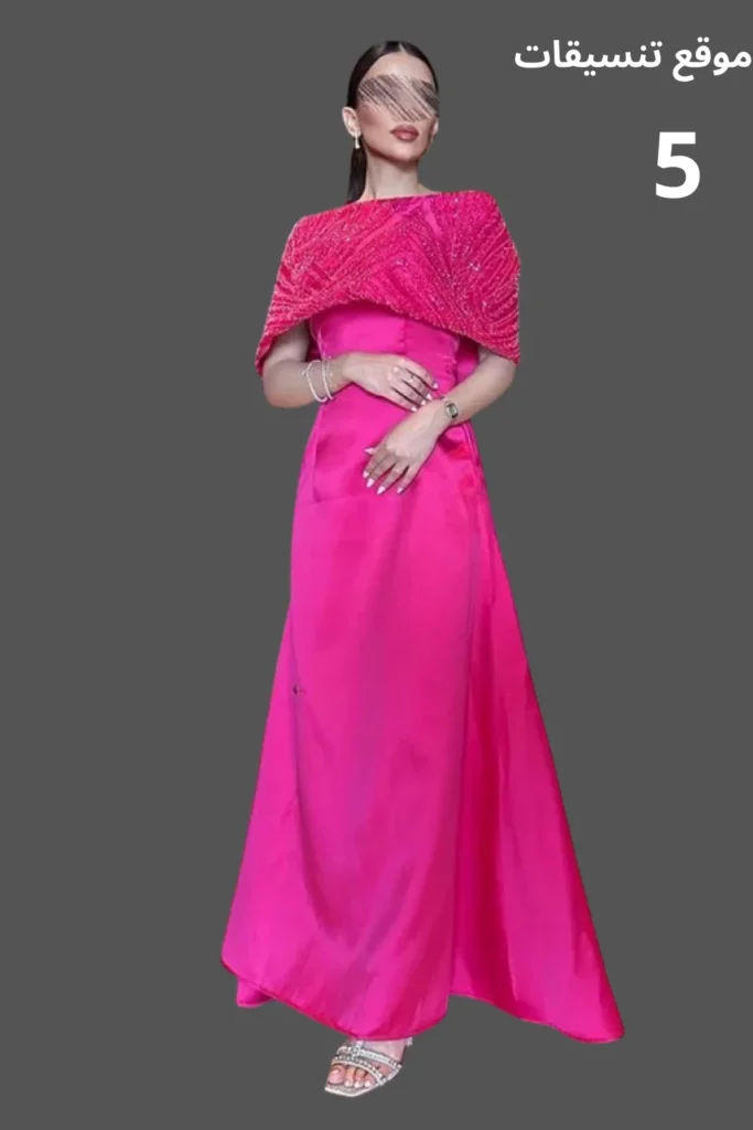 فستان سهرة لون فوشي بتصميم بسيط وناعم مع قطعة كيب قصيرة تغطي الأكتاف مطرزة بالخرز اللامع بنفس اللون.