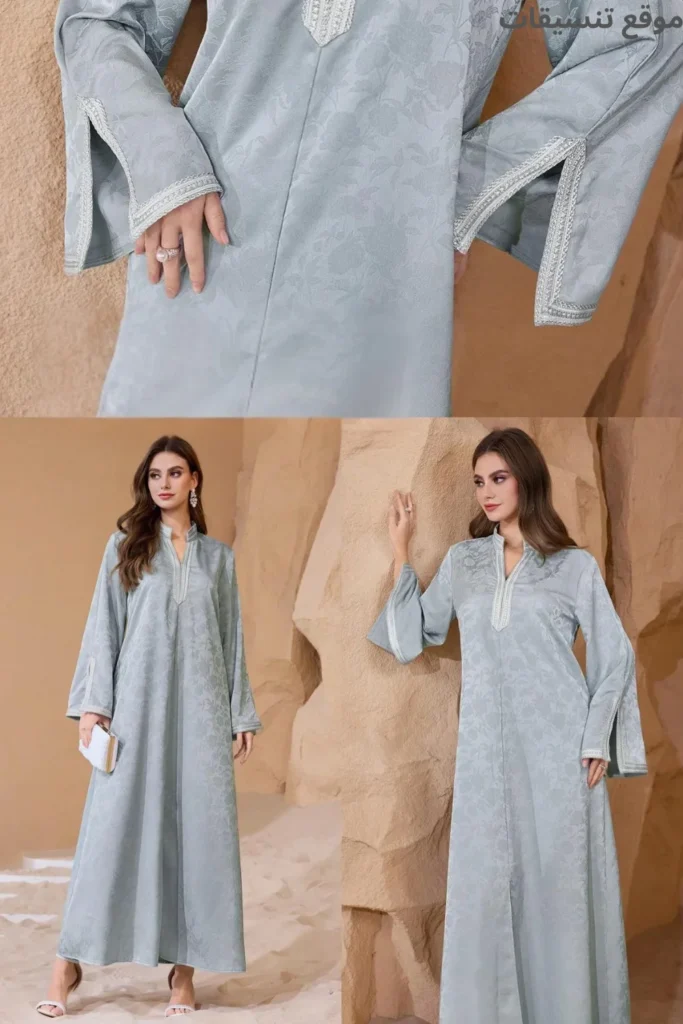 جلابية باللون الأزرق السماوي الرمادي، قماش جاكار منقوش بنفس اللون، ياقة مفتوحة محددة بشريط فضي لامع، أكمام واسعة بفتحة.