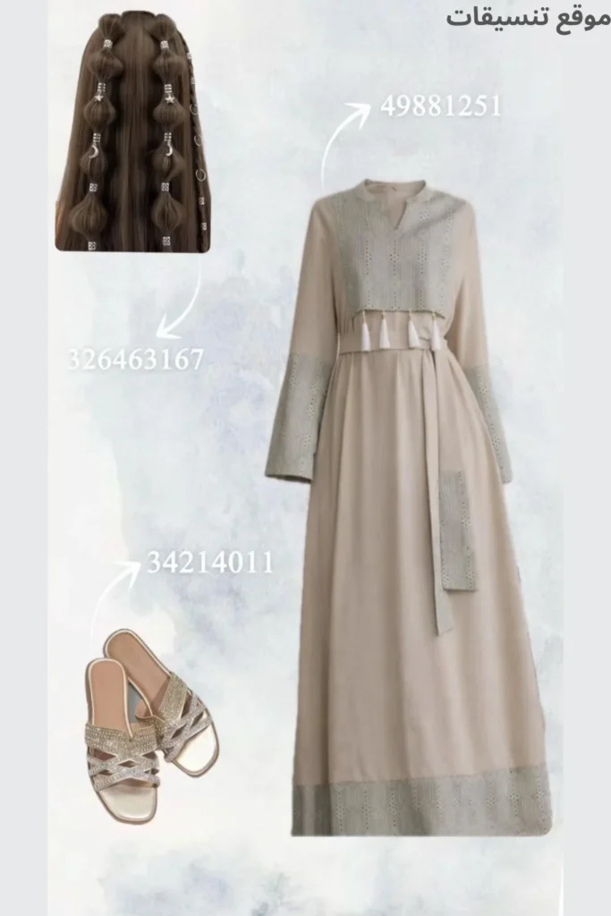 تنسيق جلابية بلون ترابي فاتح، تتميز بصدرية مربعة مطرزة وشراشيب (Tassels) عند الخصر، مع صندل صيفي مريح وتسريحة شعر شبابية.