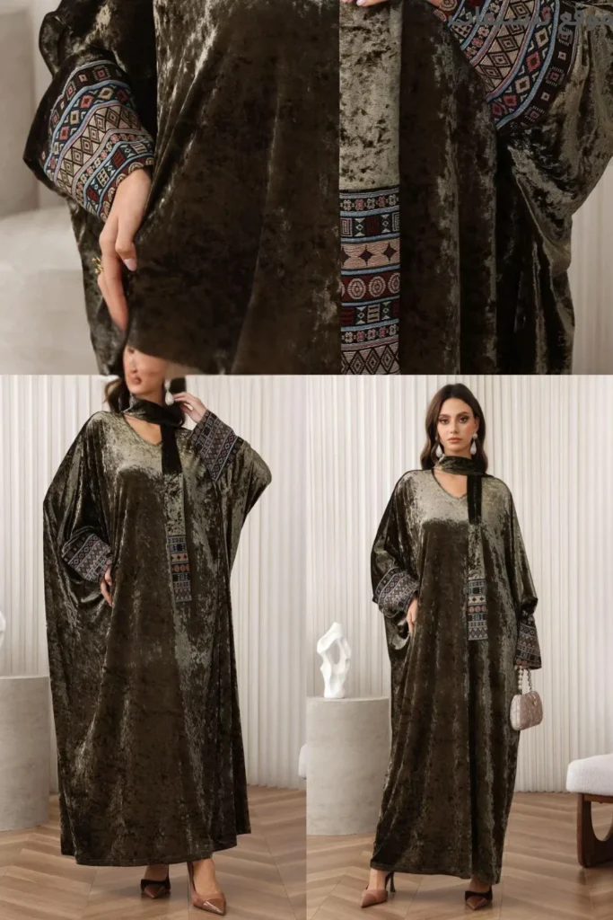 جلابية مخمل باللون الأخضر الزيتي الغامق، تطريز ملون بنقوش هندسية (سدو) على الأكمام وشريط يتدلى من الياقة، قصة واسعة.