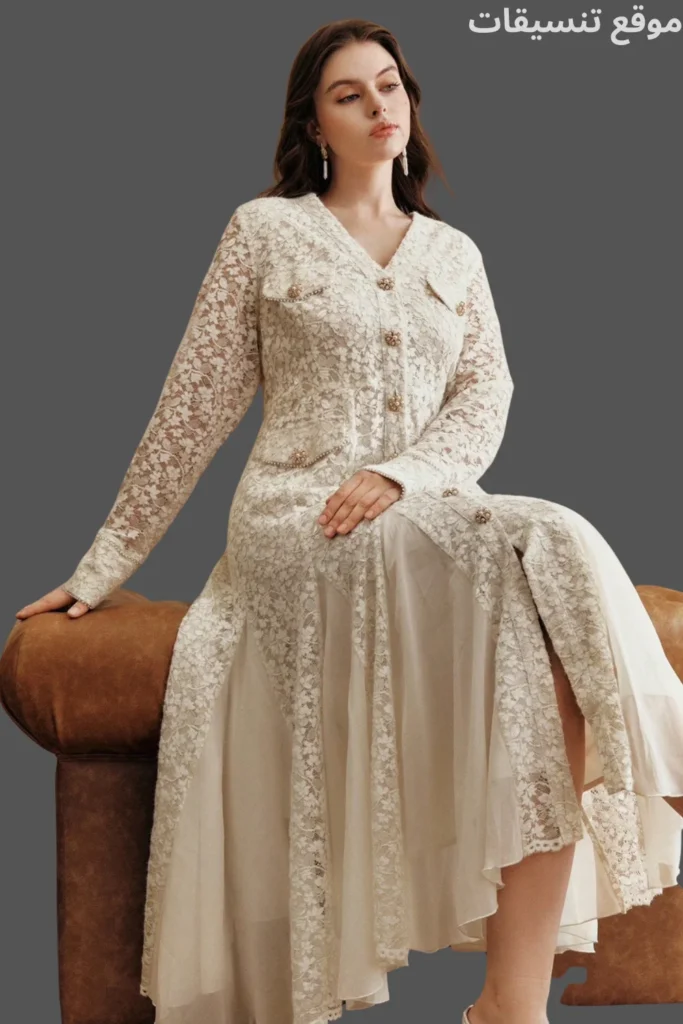 فستان طويل من الدانتيل باللون الأبيض الكريمي، ياقة مفتوحة على شكل V وأزرار أمامية، تصميم واسع من الأسفل يناسب الأجسام الممتلئة.