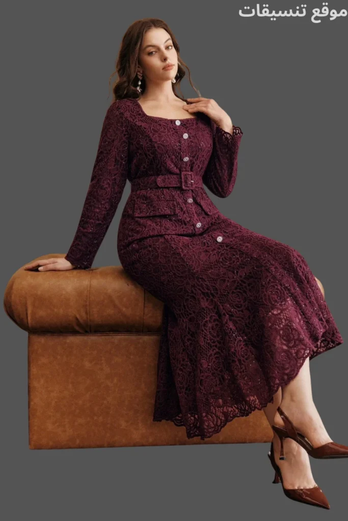 فستان سهرة عنابي داكن من قماش الجبير الفاخر، قصة صدر مربعة وحزام عريض، تصميم A-line يخفي عيوب الجسم.