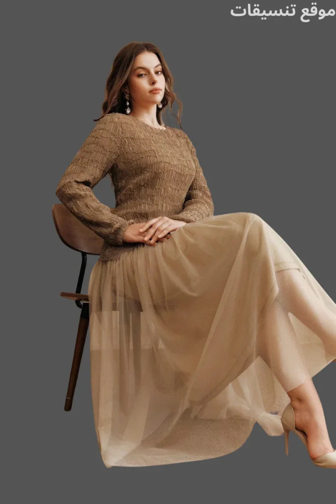 فستان ميكس ميديا، جزء علوي بني قماش مكشكش وتنورة تول بيج واسعة، إطلالة عصرية مريحة للمقاسات الكبيرة.