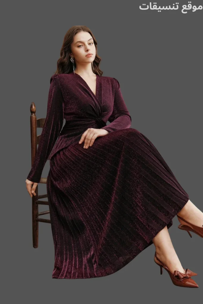 فستان بنفسجي داكن قماش لامع بليسيه، تصميم لف (Wrap) مع أكمام طويلة، مناسب للحفلات والسهرات للممتلئات.